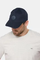 Gorro de béisbol azul marino de lona con parche circular con logo en el frente.