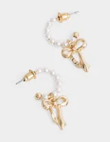 Aros argolla dorados con perlas y dije de moño dorado.