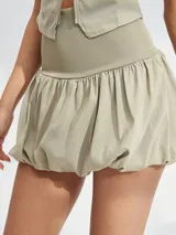 Minifalda color verde claro con cintura alta elastizada y volados.