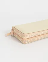 Billetera rectangular color lila con detalles en amarillo, formato fichero de tela deportiva con doble cierre circundante.