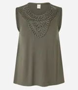 Blusa sin mangas color verde oliva, con cuello redondo y detalle texturizado de macramé en el escote.