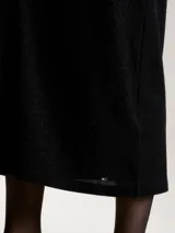 Vestido midi negro de corte slim, sin mangas y cuello redondo.