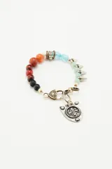 Pulsera elástica con cuentas de piedra de colores y dije colgante de escudo plateado.
