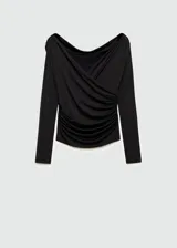 Camiseta negra de manga larga con escote barco y diseño cruzado off-shoulder.