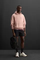Sudadera con capucha color rosa viejo, confeccionada en tejido de algodón. Tiene cuello con capucha ajustable, manga larga, bolsillo tipo canguro y logo bordado en el pecho.