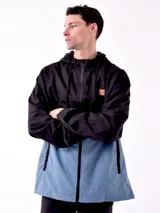 Campera con capucha azul marino y beige con cierre frontal y logo en el pecho.