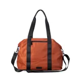Bolso deportivo negro de nylon, con compartimento principal con cierre y bolsillo adicional al frente con cierre. Cuenta con asas y correa extensible.