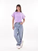 Remera color salmón con mangas cortas con detalle de calado.