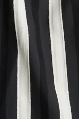 Short de tiro alto con cintura elástica fruncida y cordón ajustable. Corte holgado con bolsillos laterales discretos y bajo redondeado.