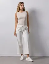 Pantalón jogger negro de corte ancho, con pretina elastizada y lazo de ajuste.