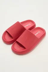 Sandalias tipo ojotas color negro con plataforma.