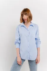 Camisa celeste de algodón con corte clásico, manga larga y bolsillo en el pecho.