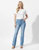 Jean elastizado celeste, de tiro medio y pierna recta.