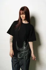 Remera negra de corte regular fit, confeccionada en jersey de algodón. Presenta un estampado plastisol de alta calidad en el frente.