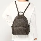 Mochila Guess modelo Shanewood, color marrón con estampado del logo de la marca en tono más claro. Tiene un bolsillo frontal con cremallera, dos bolsillos laterales y múltiples bolsillos interiores.