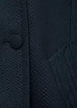 Abrigo azul marino de corte recto, con cuello de pico con solapa, cierre de doble botonadura, dos bolsillos laterales y forro interior.