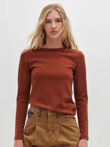 Remera gris de tejido acanalado, cuello redondo y corte crop.