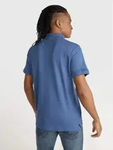 Chomba de piqué azul con cuello clásico, tapeta de dos botones y mangas cortas. Logo de Calvin Klein bordado en el pecho.