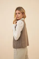 Chaleco marrón con delanteras en punto abanico crochet. Prenda de lana fina sin teñir.