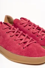 Zapatillas acordonadas de cuero vacuno color borgoña con detalle de gamuza en el talón y suela de goma color caramelo.