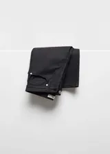 Pantalón de jean negro encerado, de corte slim y tiro medio.