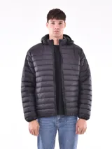 Campera puffer negra con capucha y cierre frontal.