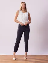 Pantalón de gabardina elastizada color azul marino, marca Ruby Rd. Tiro alto, corte recto, largo al tobillo, pretina ancha, bolsillos delanteros simulados y bolsillos traseros aplicados.