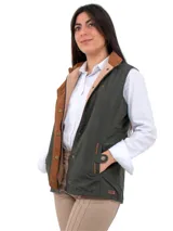 Chaleco micropolar color beige sin mangas, con broches y diseño cómodo.