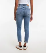 Pantalón mom jeans de tiro alto, color azul denim, con bolsillos y bajo plegado.