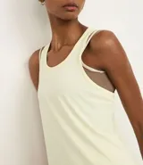 Musculosa deportiva de microfibra color ladrillo, con espalda tipo nadador, escote redondo y perforaciones en toda la prenda.