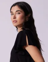 Vestido corto negro de seda fría, marca Tash & Sophie. Tiene cuello redondo y mangas con volados.
