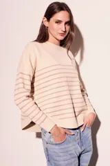 Sweater de rayas en tonos beige y rosa viejo, con calce ajustado y mangas largas.