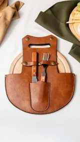 Set para parrilla que incluye plato de bamboo y estuche de símil cuero color marrón claro con ojal semi abierto y apertura con broches metálicos. Incluye juego de cubiertos con mango de madera.