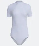 Body blanco acanalado de viscosa con cuello alto y manga corta.