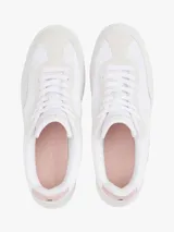 Zapatillas blancas de corte bajo con exterior de ante y paneles con mezcla de texturas. Presentan monograma TH tonal bordado en el lateral y logo de Tommy Hilfiger bordado en la parte trasera.