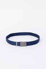 Cinto azul marino de tela con hebilla metálica rectangular color plomo.