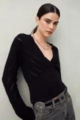 Sweater negro de tejido de punto calado, con escote en V cruzado y mangas largas.