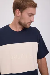 Camiseta de hombre con cuello redondo y mangas cortas, color azul marino con bloque horizontal color crema en el pecho y logo 'Originals' bordado.