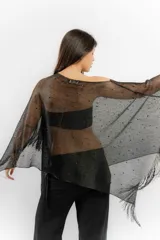 Poncho tejido color cobre con apliques de piedras y flecos.