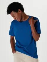 Camiseta azul de manga corta, corte slim fit y cuello redondo. Confeccionada en tejido de punto de algodón.
