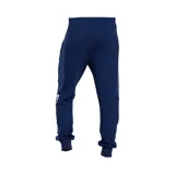 Pantalón de jogging azul marino con cintura elástica ajustable con cordón, bolsillos laterales con cierre y puños elásticos. Logo de Umbro y escudo del Club Nacional de Football estampados en el frente.