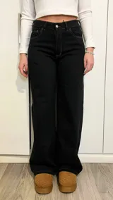 Pantalón de jean color borgoña, de corte wide leg y tela alicrada.