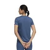 Remera Puma color azul con cuello en V y logo pequeño en el pecho.