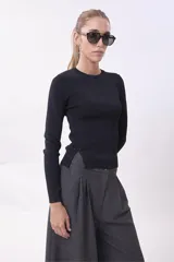 Sweater negro de punto con cuello redondo y mangas largas.