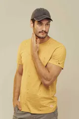 Remera celeste con estampado de figuras geométricas en tonos naranja y verde.