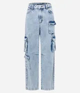 Pantalón de jeans celeste marmolado, corte recto, tiro medio, con bolsillos delanteros, traseros y laterales tipo cargo.