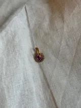 Arito dorado con forma circular, centro negro y strass blancos alrededor. Se vende por unidad.