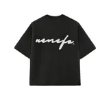 Remera blanca de corte boxy con la palabra 'nenefa' estampada en cursiva en la espalda.