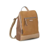 Mochila combinada en tres tonos: marrón, beige y negro. Tiene un bolsillo frontal con cierre, asa de mano y correas regulables.