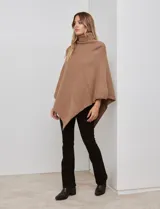 Poncho tejido color negro, con cuello polera y diseño de trenzas diagonales en el frente. Presenta un corte asimétrico en el ruedo.
